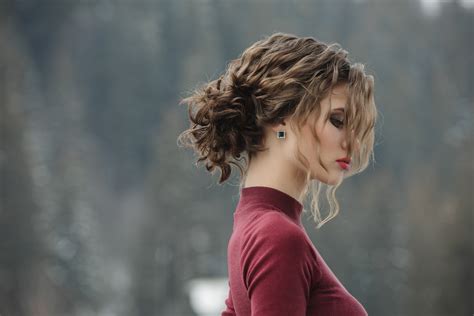 4 Hairstyles For Curly Frizzy Hair And Expert Styling Tips