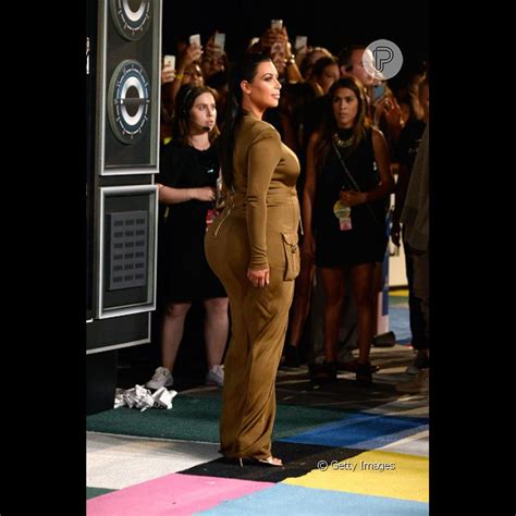 Kim Kardashian também impressionou pelo volume do bumbum no tapete