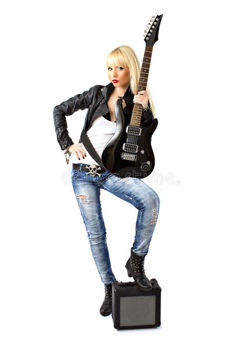 paires sexy de pattes dans les gaines avec la guitare électrique photo stock image du metal