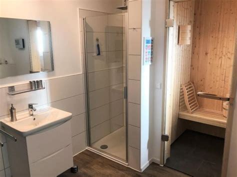 Seit vielen jahren verlebe ich im haus anke auf juist mit meinem sohn die schönsten tage. Badezimmer mit Sauna in 2020 | Hundestrand, Badezimmer mit ...