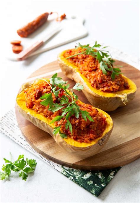 Une recette facile pour cuisiner la butternut autrement, gratinée au four avec du fromage de chèvre. Courge butternut farcie au riz et chorizo - Recettes de cuisine Ôdélices