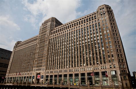 Encompassing some 4,200,000 square feet (390,000 square metres) of floor space, the merchandise mart spans two city blocks along the chicago river Merchandise Mart in Chicago Attracts Tech Start-Ups ...