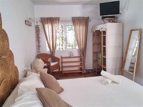 Parcelas el camping dispone de 130 parcelas, ubicadas en un frondoso pinar de pino piñonero que proporciona una sombra natural extraordinaria. Bungalow con terraza | Alojamiento en Caños de Meca - Los ...