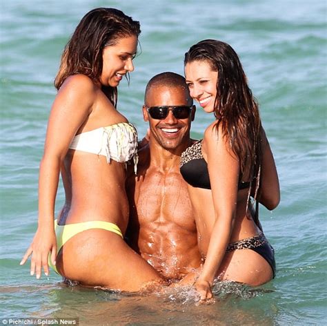 Shemar Moore Displays Bulging Muscles In Miami Beach Daily Mail Online