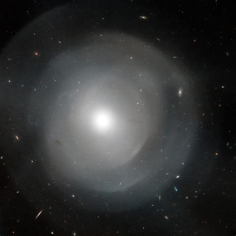 Le Télescope Spatial Hubble Examine Les Couches Dune Galaxie