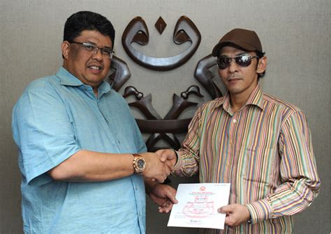 He won radio televisyen malaysia's bintang rtm competition in 1979. HHalem: Video: Jamal Raja Pop Happy Gila.