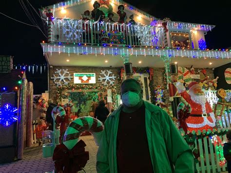 Amid A Pandemic Staten Island Homeowner Sets Up An Elaborate Christmas Display For Charity