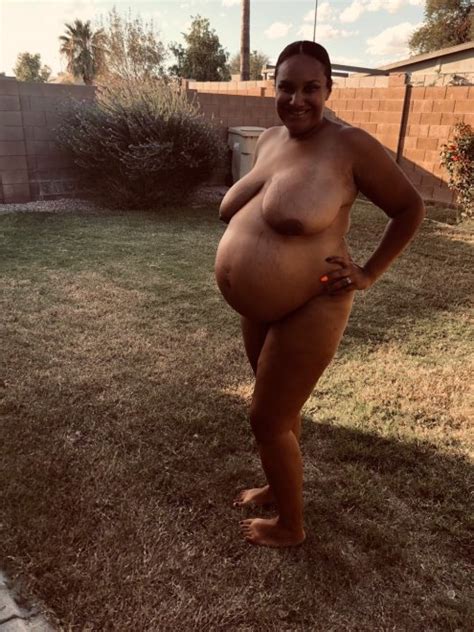 Beautiful pregnant woman going nude in her backyard Foto Pornô