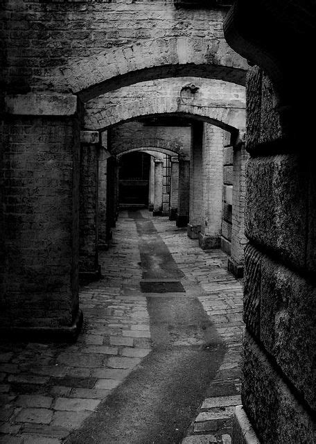A Dark Narrow Street Of London Old London Victorian London Old Photos