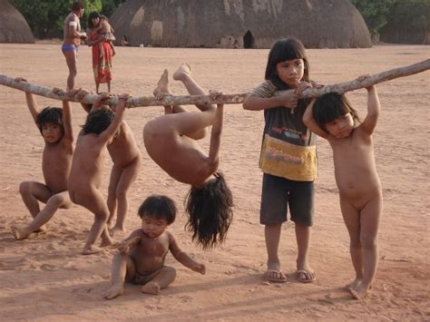Índios da tribo Kuikuro na aldeia Ipatse no Parque Indígena do Xingu