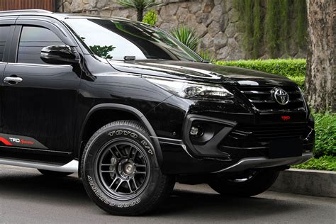 Permaisuri | Toyo Open Country H/T + Enkei RPT1 on Fortuner TRD Sportivo