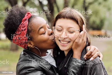 Wanita Afrika Asmara Mencium Pacarnya Di Pipi Foto Stok Unduh Gambar