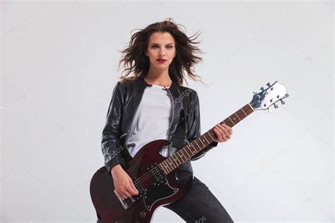 Happy Woman Guitarist Playing Her Electric Guitar — Stock Photo