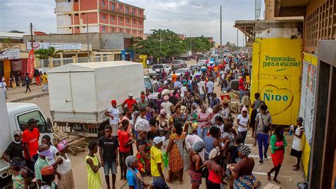A Quarentena De Luanda Com Trânsito Muita Gente E Pouco Distanciamento Ver Angola