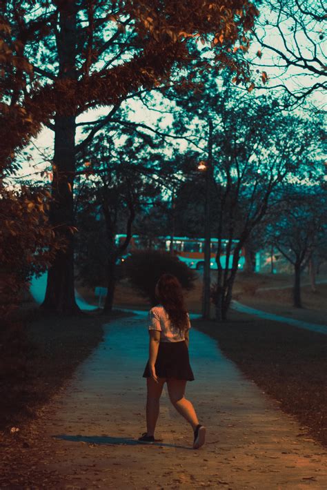 Foto De Stock Gratuita Sobre Al Aire Libre Caminando De Espaldas