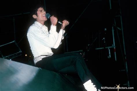Mj Sitting Michael Jackson Photo 17090584 Fanpop