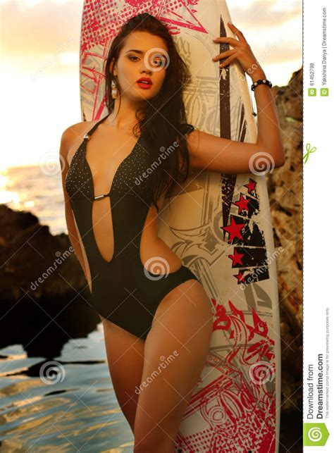 La Bella Donna Sexy Porta Il Costume Da Bagno Posante Con Il Surf Fotografia Stock Immagine