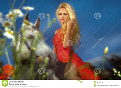 Foto Alla Moda Della Ragazza Bionda Attraente Che Monta Un Cavallo Immagine Stock Immagine Di
