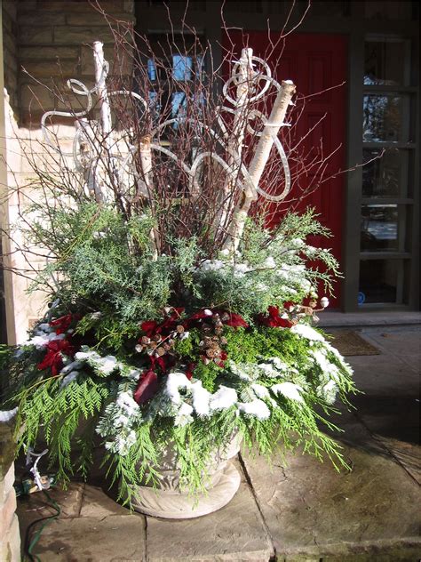 Winter annuals can really liven up your garden, pots and patios in the dreary winter months. christmas outdoor pot decorations 2 - DecoRelated