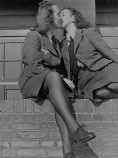 Vintage Wlw Kissing Vintage Lesbian Lesbian Cute Lesbian Couples