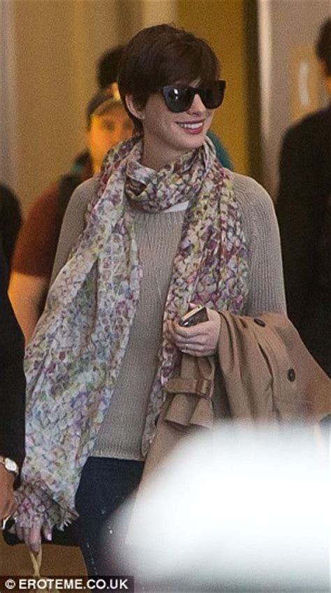 Anne Hathaway Gets Into The Wrong Limo After Jetting Into La Daily