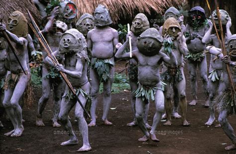 裸でお面姿で儀式する原住民 ニューギニア 1970年[02265009503]｜ 写真素材・ストックフォト・画像・イラスト素材｜アマナイメージズ