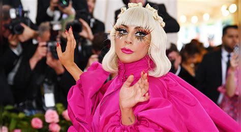 Met Gala 2019 Lady Gaga Y Su Excéntrica Presentación En La Alfombra Rosa