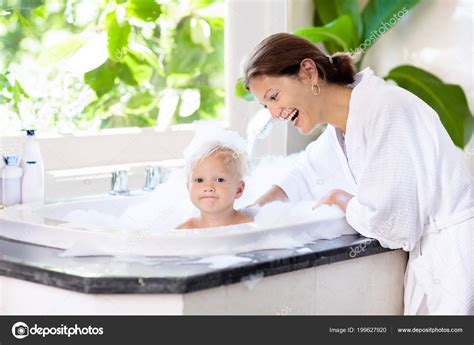 Niño Pequeño Tomando Baño Burbujas Hermoso Cuarto Baño Con Gran
