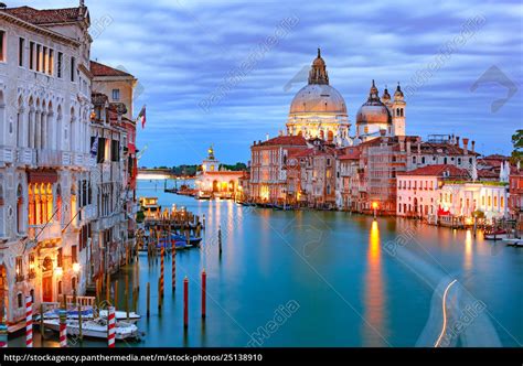 grand canal at night in venice italy stock image 25138910 panthermedia stock agency
