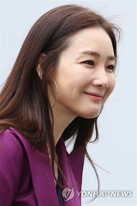 일단 최지우 하면 '배용준'이 떠오르는데, 이는 〈겨울 연가〉의 임팩트가 워낙에 컸기 때문. 최지우신민아 fake nude