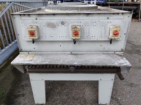 The metal detector on the ground responds in the same way as a coin in it. New, never used. Only stored outside. Complete with metal ...