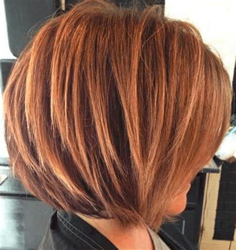 Projektanci mody i styliści prezentują urocze i naturalne uczesania z całego poprzedniego stulecia. Fryzury dla kobiet powyżej 40 lat - nowoczesne i modne ...