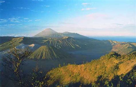 © disediakan oleh kompas.com (ilustrasi) gunung semeru mengeluarkan awan panas terlihat dari kawasan pranajiwo, lumajang, jawa timur, kamis (5/3/2020). Kumpulan Foto Keindahan Gunung Semeru Terbaru - Tempat Wisata