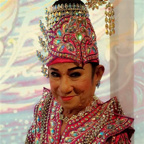 จิ้ม ชวนชื่น เผย จอย ชวนชื่น ไม่มีงาน เพราะผ่านจุดพีก แต่อีกฝ่ายยังมีธุรกิจร้านกาแฟ บอกอย่างน้อยไม่ได้เล่นพนัน มีเงินเก็บบาลานซ์ชีวิต. เปิดประวัติ "พ่อดม ชวนชื่น" จากพระเอกลิเก สู่ตลกแถวหน้าของ ...