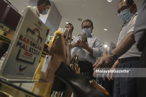 He is the federal deputy minister of rural and regional development and the member of the parliament of malaysia for the kapit constituency in sarawak, representing the parti pesaka bumiputera bersatu (pbb). Alexander Nanta Linggi Rasmi Kempen Jualan Malaysia