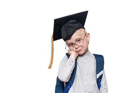 Retrato De Un Niño Rubio En Gafas Un Sombrero Académico Y Una Mochila