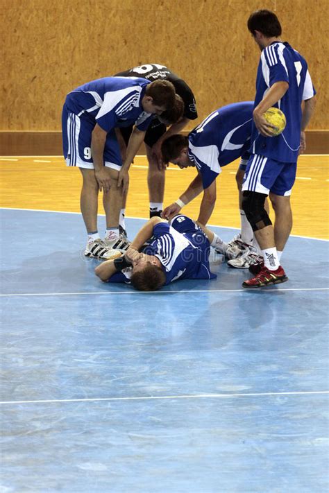 Handball - Verletzung redaktionelles stockbild. Bild von ...