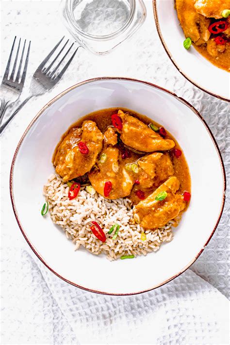 Packed with loads ginger, garlic and spicy curry paste it won't disappoint. Slow Cooker Caribbean Chicken Curry Recipe | Hint Of Helen