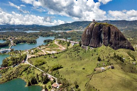 Qué Hacer En Guatapé Colombia El Pueblo De Los Zócalos