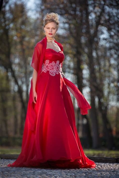 Scopri le offerte dei nostri negozi partner! Abito da sposa in organza di seta rossa. Realizzato ...