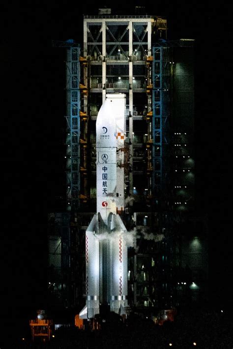 A falling chinese rocket with no landing pad ended up in the indian ocean near the maldives, china's space agency said early sunday morning. China Moon landing: Chang'e 5 touches down on the Moon to ...