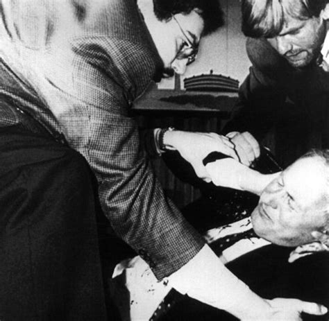 Oktober 1990 wurde wolfgang schäuble bei einem attentat während einer wahlkampfveranstaltung in der gaststätte brauerei bruder in oppenau von einem. Attentatsopfer: Was Wolfgang Schäuble und Oskar Lafontaine ...