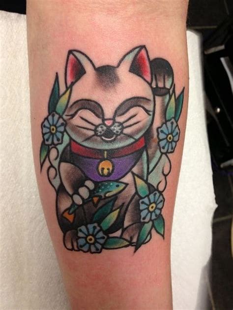 Ngoài những chú mèo maneki neko được làm bằng sứ hay bằng gốm thì nhiều bạn trẻ hiện nay rất ưa thích xăm những chú mèo thần tài may mắn lên cơ thể. Hình Xăm Mèo Thần Tài Mini ️ Mẫu Tattoo Mèo May Mắn
