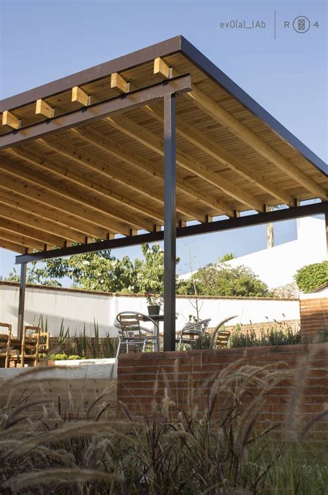 Además, uno de los aspectos importantes cuando se quiere utilizar el área de la terraza como un ambiente más de la casa, es crear una zona de sombra en la terraza. Techumbre de madera región 4 arquitectura balcones y ...
