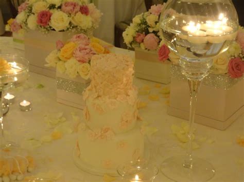 Fiori simili alle rose 10 fiori per un matrimonio in estate. un romantico allestimento con rose e peonie, wedding cakes ...