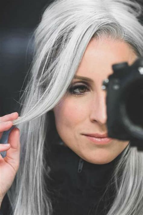 Cheveux gris : les coiffures qui ne font pas mamie | Coiffures cheveux