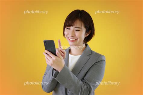 スマートフォンを持つ女性社員 写真素材 7103414 フォトライブラリー Photolibrary