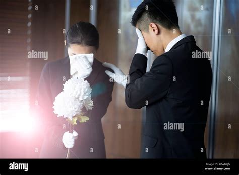 Grieving bereaved mourning at funeral Stock Photo - Alamy