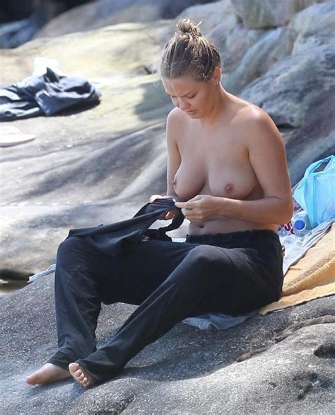 Lara Bingle Topless F R Ein Sonnenbad Am Strand Von Sydney