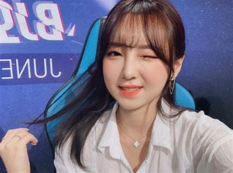 Смотрите видео 외질혜 в высоком качестве. 댓글창 왜 닫나 성희롱 논란 BJ 외질혜 SNS도 시끌 | 한경닷컴
